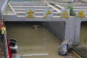 Đường hầm Jingguang ở TP Trịnh Châu, Hà Nam bị ngập nước chỉ trong vòng 5 phút, khiến nhiều xe cộ và người bị kẹt lại bên trong. Ảnh: SCMP