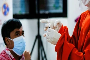 Nhân viên y tế Indonesia chuẩn bị tiêm vaccine Sinovac cho người dân. Ảnh: REUTERS