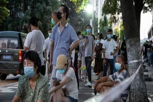 Người dân TP Vũ Hán (Trung Quốc) đợi xét nghiệm COVID-19. Ảnh: AFP