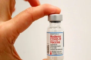 Lọ vaccine COVID-19 của hãng dược Moderna (Mỹ). Ảnh: REUTERS