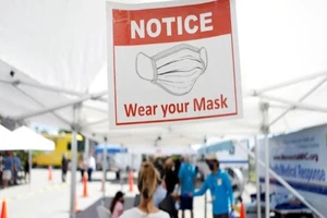 Người dân xếp hàng chờ tiêm vaccine ở bang Florida, Mỹ. Ảnh: REUTERS