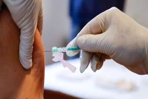 Người dân được tiêm vaccine ngừa COVID-19 ở Đức. Ảnh: REUTERS