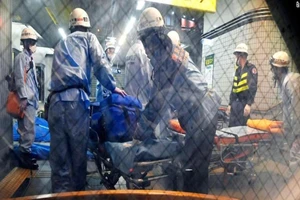 Nhân viên cứu hộ chuẩn bị cáng di chuyển nạn nhân sau vụ đâm dao ở ga Soshigaya Okura (Tokyo, Nhật Bản) hôm 6-8. Ảnh: CNN