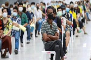 Người dân Thái Lan đợi tiêm vaccine tại một địa điểm tiêm vaccine ở thủ đô Bangkok. Ảnh: REUTERS