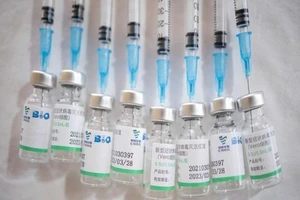 Các lọ vaccine của hãng dược Sinopharm (Trung Quốc). Ảnh: REUTERS