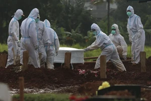 Chôn cất người chết vì COVID-19 ở Indonesia. Ảnh: AP