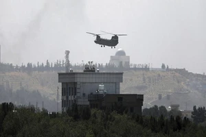 Máy bay trực thăng Mỹ đưa nhân viên Đại sứ quán đến sân bay Kabul. Ảnh: AP