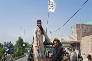 Các chiến binh Taliban lái xe qua các đường phố của Laghman (Afghanistan) hôm 15-8. Ảnh: AFP