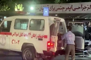 Xe cấp cứu đưa người bị thương sau vụ đánh bom ở sân bay Kabul đến bệnh viện. Ảnh: REUTERS