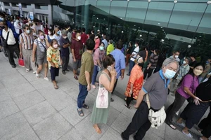 Người dân xếp hàng chờ tiêm vaccine COVID-19. Ảnh: AP