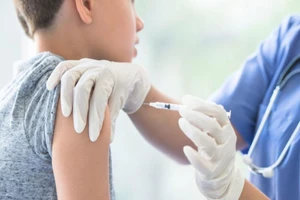 Nhân viên y tế tiêm vaccine cho trẻ em. Ảnh: CLEVELAND CLINIC