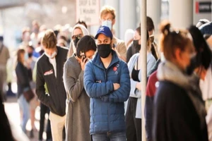 Người dân Nam Phi xếp hàng tiêm vaccine. Ảnh: REUTERS