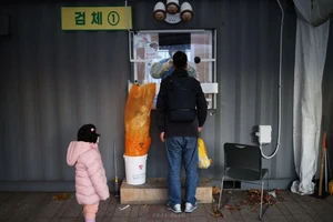 Nhân viên y tế xét nghiệm COVID-19 cho người dân tại Seoul, Hàn Quốc. Ảnh: REUTERS