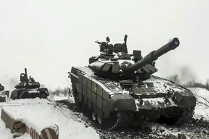 Xe tăng Nga trong một cuộc tập trận ở Vùng Rostov (Nga) hôm 26-1. Ảnh: AP