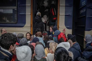 Người dân Kiev chen nhau lên tàu để tìm nơi lánh nạn. Ảnh: EPA