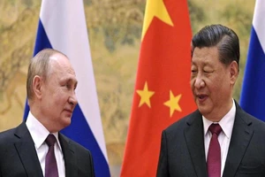 Tổng thống Nga Vladimir Putin (trái) và Chủ tịch Trung Quốc Tập Cận Bình. Ảnh: AP
