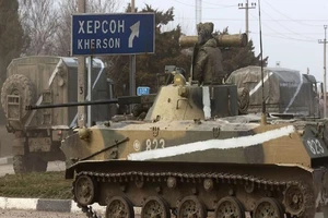 Lực lượng Nga tiến vào TP Kherson, Ukraine. Ảnh: TASS