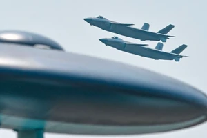 Hai tiêm kích J-20 của Trung Quốc trình điên trong sự kiện Airshow China 2021. Ảnh: CNN