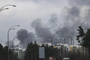 Khói đen bao trùm TP Kiev, Ukraine ngày 16-4. Ảnh: GETTY IMAGES