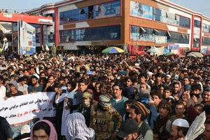 Người dân biểu tình phản đối các cuộc tấn công bằng tên lửa của Pakistan ở tỉnh Khost ngày 16-4. Ảnh: AFP