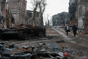 Cảnh đổ nát ở TP Mariupol, Ukraine hôm 22-4. Ảnh: REUTERS