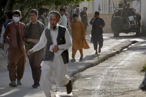 Các tín đồ Hồi giáo chạy khỏi địa điểm xảy ra vụ nổ. Ảnh: AP