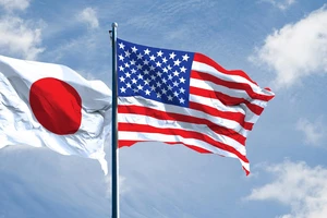 Quốc kỳ Nhật (trái) và Quốc kỳ Mỹ. Ảnh: REUTERS