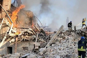 Cảnh đổ nát sau khi Nga thả bom vào một trường học ở làng Belohorivka, Luhansk. Ảnh: CNN