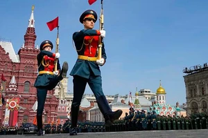 Lính Nga diễu binh tại Quảng trường Đỏ, Moscow ngày 9-5. Ảnh: AP