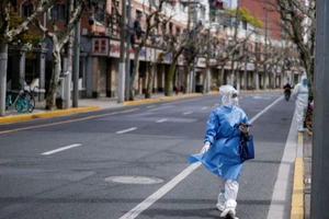 Một trong trang phục bảo hộ đang giám sát đường phố Thượng Hải, Bắc Kinh. Ảnh: REUTERS