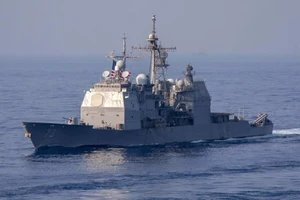 Tàu tuần dương USS Port Royal của Mỹ đi qua eo biển Đài Loan hôm 10-5. Ảnh: US NAVY