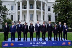 Ông Biden cùng lãnh đạo các nước ASEAN chụp hình tại Nhà Trắng ngày 12-5. Ảnh: AP