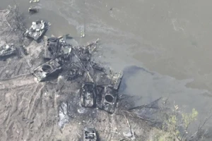 Một số khí tài quân sự Nga đã bị phá hủy dọc hai bờ sông Siversky Donets, Donbas, miền Đông Ukraine. Ảnh: AP