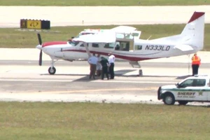 Máy bay Cessna 208 đã được hạ cánh an toàn tại sân bay quốc tế Palm Beach, bang Florida, Mỹ. Ảnh: CBS