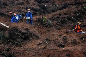 Lực lượng cứu hộ nỗ lực thực hiện công tác tìm kiếm gần khu vực máy bay rơi hồi tháng 3. Ảnh: AP