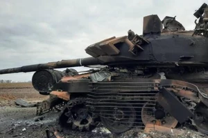 Một chiếc xe tăng bị phá hủy sau các cuộc giao tranh giữa lực lượng Nga và Ukraine. Ảnh: UKRINFORM