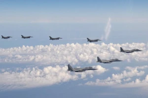 Các tiêm kích Mỹ-Nhật diễn tập hợp đồng trên biển Nhật Bản ngày 25-5. Ảnh: AP