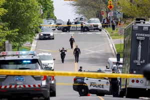 Cảnh sát TP Toronto (Canada) phong tỏa hiện trường nơi bắn chết người đàn ông mang súng. Ảnh: REUTERS