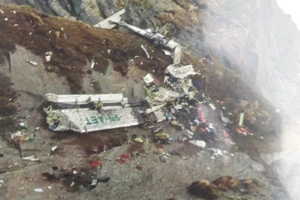 Xác máy bay Twin Otter thuộc hãng hàng không tư nhân Tara Air (Nepal) rơi ở Nepal. Ảnh: TWITER