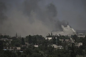 Khói bốc lên sau các cuộc giao tranh giữa Nga và Ukraine ở TP Severodonetsk, tỉnh Luhansk, miền đông Ukraine. Ảnh: AFP