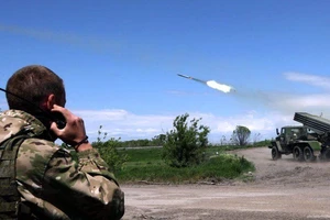 Lực lượng thân Nga tấn công tên lửa nhằm vào các vị trí của Ukraine ở TP Yasynuvata, tỉnh Donetsk (Ukraine). Ảnh: GETTY IMAGES