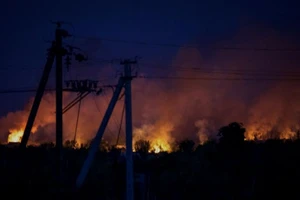 Nhiều nhà dân ở tỉnh Donetsk (miền đông Ukraine) bị cháy khi bị Nga pháo kích hôm 3-6. Ảnh: REUTERS