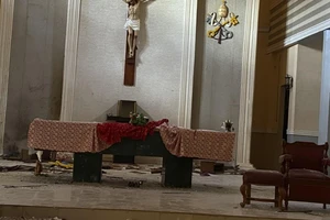 Hiện trường nhà thờ Công giáo Saint Francis tại thị trấn Owo, bang Ondo (Nigeria) sau vụ xả súng hôm 5-6. Ảnh: AP