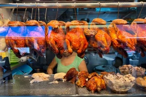 Một tiệm gà bình dân ở Singapore. Ảnh: CNN