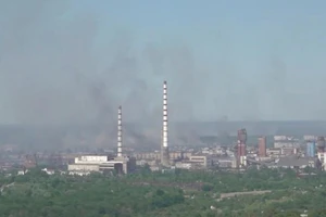 Khói đen bao trùm nhà máy hóa chất Azot ở TP Severodonetsk, tỉnh Luhansk, miền đông Ukraine. Ảnh: HANDOUT
