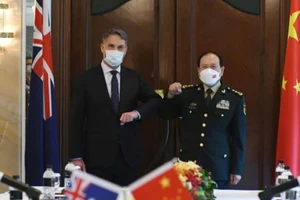 Bộ trưởng Quốc phòng Úc Richard Marles và người đồng cấp Trung Quốc (TQ) Ngụy Phượng Hòa. Ảnh: BỘ QUỐC PHÒNG ÚC