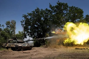 Xe tăng Ukraine khai hỏi ở tỉnh Donetsk, miền đông đất nước. Ảnh: THE NEW YORK TIMES