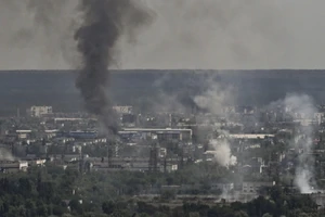 TP Severodonetsk (tỉnh Luhansk, miền đông Ukraine) chìm trong khói bụi khi hai bên Moscow-Kiev giao tranh quyết liệt. Ảnh: AFP
