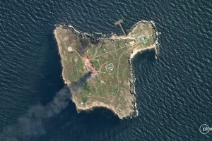 Khói bốc lên do giao tranh Nga - Ukraine trên đảo rắn ngày 6-5. Ảnh: PLANET LABS PBC