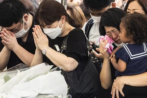 Người dân Nhật xúc động khi viếng cố Thủ tướng Abe Shinzo. Ảnh: CNN